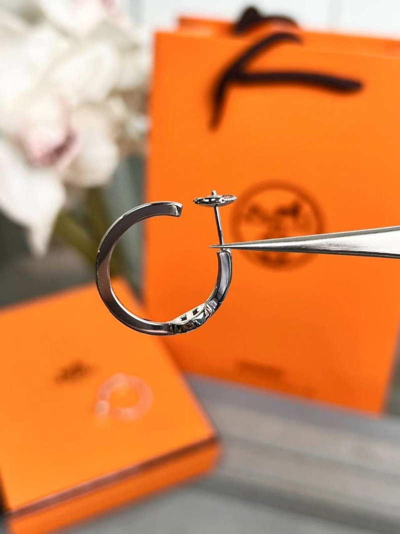 H**me5 earrings